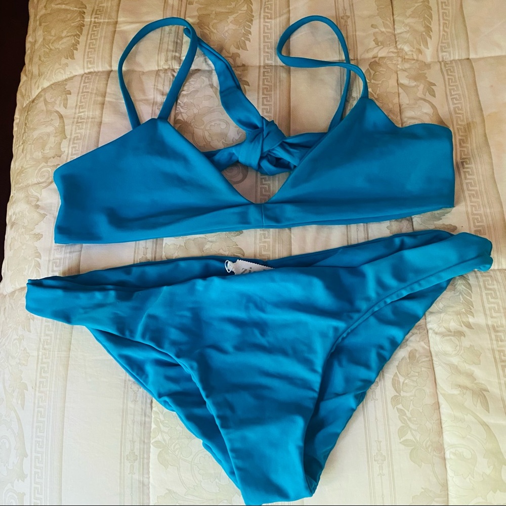 Zinke  bikini in blue color and size M. top and L. Bottom.